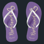 Gold Glitzer Bridesmaid, Hearts Viole - Personalis Flip Flops<br><div class="desc">Niedliche goldglänzende Brautjungfrau und Herz auf violettem Hintergrund mit Ihrem Namen. Wählen Sie den Kostümknopf,  um Stil,  Farbe und Größe der Schriftart zu ändern. Jedes Mädchen würde Liebe haben,  dieses elegante und stilvolle Design zu haben.</div>