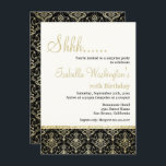 Gold Glitzer Damask 70. Überraschung Geburtstagspa Einladung<br><div class="desc">Gold Glitzer Damask 70. Überraschung Geburtstagsparty von Eugene Designs. Feiern Sie Ihren Überraschungsgeburtstag mit diesem edlen, eleganten Golddampfer auf schwarz. Der Glitzer ist für jeden Geschmack etwas dabei. Auf der Vorderseite befinden sich Vorlagenfelder, in denen Sie Ihre eigenen Angaben auf einem blassgelben Hintergrund platzieren können, und unten befindet sich ein...</div>