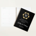 Gold Glitzer Monogram Poker Chip Casino Hochzeit Planer<br><div class="desc">Mit diesem modernen und sehr trendigen Hochzeitsplaner bereiten Sie sich auf Ihren großen Tag im Stil vor. Das Design ist einfach zu personalisieren mit Ihrem eigenen Monogramm Initial, Namen und Hochzeitsdatum und Sie können alle Ihre Design-Ideen, wichtige Hochzeitsinformationen und vieles mehr sicher zusammen in diesem personalisierten Planer behalten. Entsprechende Hochzeitssachen...</div>