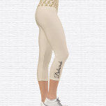 Gold Glitzer Om Symbol High Waisted Capri Leggings<br><div class="desc">Das Gold Glitzer Om Symbol ist auf dem Bund gekachelt, die Capri Leggings sind perlfarben. Name in schwarz auf außerhalb des rechten Kalbes. Ändern oder entfernen Sie den Namen einfach mit der bereitgestellten Vorlage. Es gibt genügend Platz für einen vollständigen Namen oder anderen Text. Größen von XS (0-2) bis XL...</div>