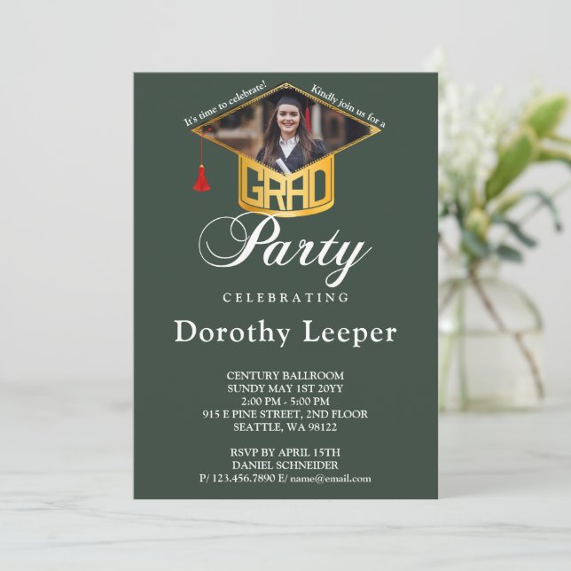 Gold Grad Cap & Foto Graduation Party Einladung (Stehend Vorderseite)