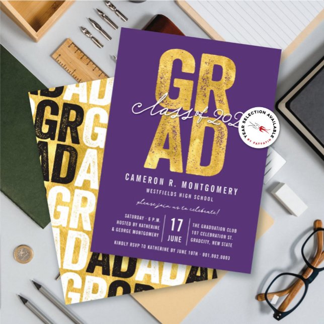 Gold GRAD Class of 2025 Stilvolle Graduation Party Einladung (Gold & Purple Bold GRAD Class of 2025 Stylish Graduation Party Invitation @ zazzle.com/color_therapy)