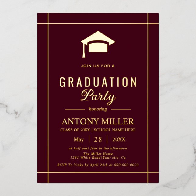 Gold graduation cap Class Of 2026 burgundy Folieneinladung (Vorderseite)