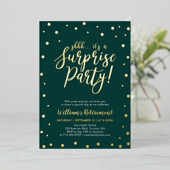 Gold & Green Confetti Surprise Retirement Party Folieneinladung (Stehend vorne)