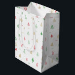 Gold Green Red Christmas Trees Muster Mittlere Geschenktüte<br><div class="desc">Minimalistische Weihnachtsbäume in Rot,  Gold und Grün,  um Ihre Weihnachtsfeier zu stärken.</div>
