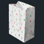 Gold Green Red Christmas Trees Muster Mittlere Geschenktüte<br><div class="desc">Minimalistische Weihnachtsbäume in Rot,  Gold und Grün,  um Ihre Weihnachtsfeier zu stärken.</div>