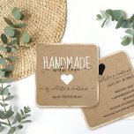 Gold Handmade mit Liebe Etsy Zuhause Crafter Kunst Quadratische Visitenkarte<br><div class="desc">Diese einfache, rustikale und niedliche Visitenkarte eignet sich perfekt für den Zuhause-Handwerker, den Etsy-Ladenbesitzer oder den Kunstmesse-Kreativen. Es enthält handgeschriebenen Script-Schriftart in Schwarz und Weiß, der "Handmade by (Store name)" auf einem minimalen und schicken Imitat, das den Rahmen von Goldfolie und braunem Kraftpapierhintergrund bedruckt hat. Es ist modern, elegant, süß...</div>