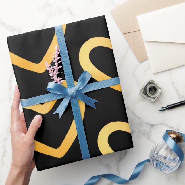 Gold Heart on Black Background Wrapping Paper Geschenkpapier (Schenken)