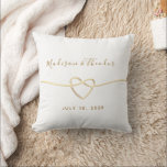 Gold Heart Wedding Geschenk Personalisiert Kissen<br><div class="desc">Feiern Sie die Liebe mit diesem personalisierten Hochzeitskissen mit einem goldenen Seilherz, individuellen Namen und einem Hochzeitsdatum. Dieses kissenneutrale Kissen ist ein zeitloser Hingucker für das Ehepaar und eignet sich hervorragend für Hochzeitsdekor, Brautpartys, Jubiläen oder Verlobungen. Die minimalistische Schrift und romantische Golddetails machen es zu einer wunderschönen Ergänzung zu jedem...</div>