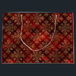 Gold Holiday Christmas Metallic Damask Elegante  Große Geschenktüte<br><div class="desc">Herrliche Imitate metallisch roter Hintergrund mit Imitaten goldenes Damastmuster für eine schöne und elegante Weihnachtsgeschenktasche.  Erhältlich in verschiedenen Größen.  Ich habe das Liebe.  Es ist wunderschön.  Fügen Sie goldenes Gewebe hinzu,  um dies über die Spitze prächtig zu nehmen.</div>