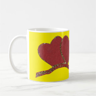 Gold im roten Herz glänzt Valentin auf gelb Kaffeetasse