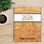 Gold-Individuelle Name 2024 Planer<br><div class="desc">Dieser stilvolle Planer ist mit einem texturierten Golddruck dekoriert. Passen Sie es an, indem Sie den Namen und das Jahr ändern.</div>