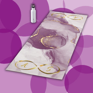 Gold Infinity Initial Monogram auf lila und gold Yogamatte