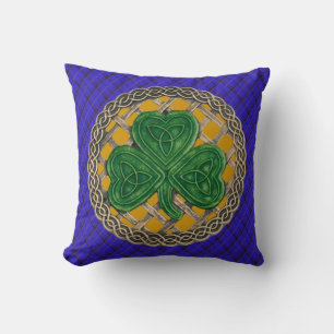 Gold Kleeblatt keltische Knospen auf blauem Karier Kissen