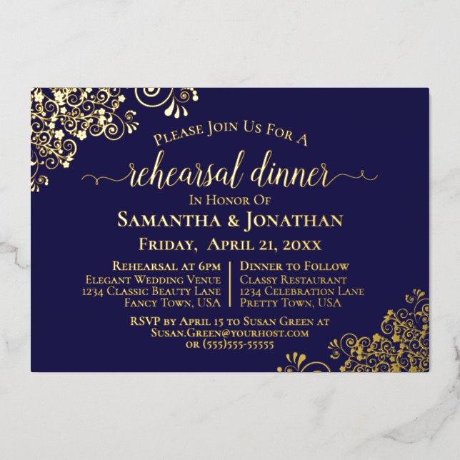 Gold Lace auf Navy Blue Wedding Probe Dinner Folieneinladung (Vorderseite)