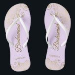 Gold Lace Elegant Lilac Lila Bridesmaid Wedding Flip Flops<br><div class="desc">Diese eleganten Hochzeitskippen sind eine großartige Möglichkeit, um Ihren Brautmädchen zu danken und sie zu erkennen und ihnen nach einem langen Tag eine Erholung zu geben. Das schöne Design zeichnet sich durch ein elegantes Design mit goldenen Spitzen-Frills auf einem lila, lavender oder blassfarbenen lila Hintergrund und extravaganten goldfarbenen Schriftzeichen aus....</div>