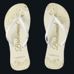 Gold Lace Elegante Ivory Cream Bridesmaid Wedding Flip Flops<br><div class="desc">Diese eleganten Hochzeitskippen sind eine großartige Möglichkeit, um Ihren Brautmädchen zu danken und sie zu erkennen und ihnen nach einem langen Tag eine Erholung zu geben. Das schöne Design zeichnet sich durch ein elegantes Design mit goldenen Spitzen-Frills auf einem Elfenbein oder cremefarbenen Hintergrund und extravaganten goldfarbenen Schriftzeichen aus. Der Text...</div>
