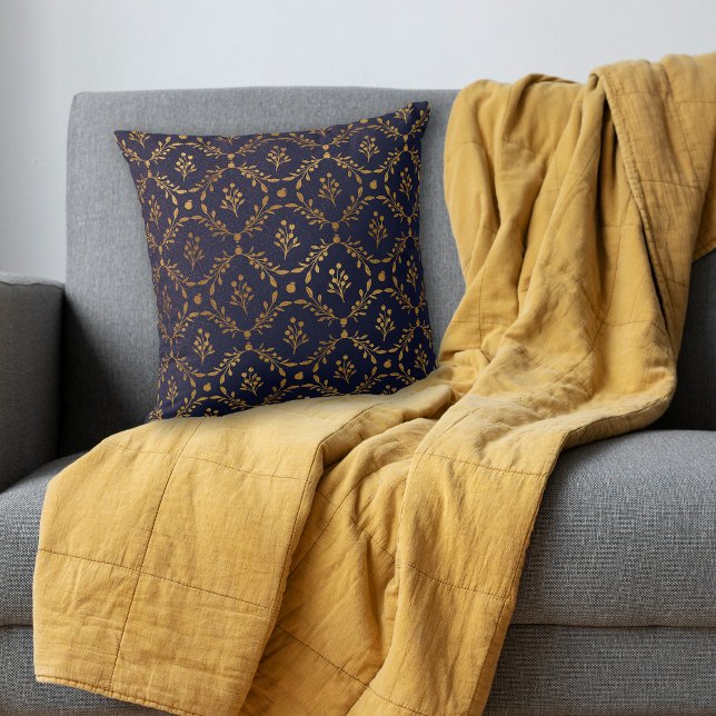 Gold Leaf Berry Frame Muster auf Navy Blue Kissen (Von Creator hochgeladen)