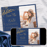 Gold Leaf und Calligraphy Royal Blue Foto Save The Date<br><div class="desc">Elegantes Gold Leaf und Royal Blue Save the Date mit Ihrem eigenen Foto und verzierter Kalligraphie. Die Vorlage ist für Sie Set, um ein Foto der Quittung hochzuladen und mit Ihrem Feiertag zu personalisieren. Das Design hat feine Linien gezeichnet Blätter und massives Blattgold mit Konfetti. Bitte stöbern Sie in meinem...</div>