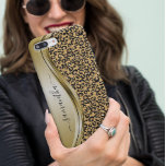 Gold Leopard Handgeschriebener Name Metal Case-Mate iPhone Hülle<br><div class="desc">Dieses Design ist auch auf anderen Telefonmodellen erhältlich. Wählen Sie Gerätetyp aus, um andere iPhone-, Samsung Galaxy- oder Google-Hüllen zu sehen. Einige Stile können geändert werden, indem Sie Style auswählen, wenn dies eine Option ist. Dieses Design kann in dem Bereich personalisiert werden, der durch das Ändern des Fotos und/oder Textes...</div>