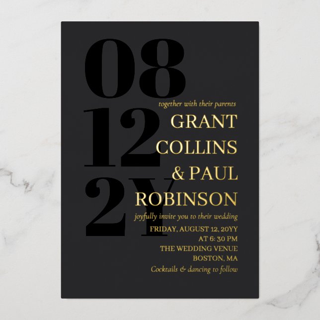 Gold Matte Black mit Eltern Typografie Hochzeit Folieneinladung (Vorderseite)