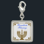 Gold Menorah Charm<br><div class="desc">Quadratischer Sterling Silber-überzog Charme mit einem Bild eines Goldmenorah in einem Goldrahmen mit Golddavidssternen Und ein kundengerechtes Feiertagsgefühl. Sehen Sie die gesamte Chanukka-Charmesammlung im FEIERTAGS-Abschnitt.</div>