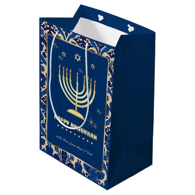 Gold Menorah | Individuelle Name Hanukkah Mittlere Geschenktüte (Rückseite Schrägansicht)