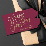 Gold Merry Christmas Luxe Cranberry Geschenkanhänger<br><div class="desc">Frohe Weihnachten in einem Imitat goldene Folienskript und Ihre Namen in schicken Schriften,  diese Cranberry Geschenketiketten oder Gastgeschenk Tags sind stilvoll für jeden Weihnachtsfeiertag.</div>