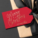 Gold Merry Christmas Luxe Red Geschenkanhänger<br><div class="desc">Frohe Weihnachten in einem Imitat goldene Folie Skript und Ihre Namen in schicken Schriften,  diese roten Geschenketiketten oder Gastgeschenk Tags sind stilvoll für jeden Weihnachtsfeiertag.</div>