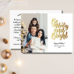 Gold Merry und Happy Holidays Family Foto Postkarte<br><div class="desc">Mit dieser Postkarte mit handgeschriebener Typografie, die "Merry and Bright" heißt, wird der Feiertagssjubeln verbreitet. Anpassen durch Hochladen Ihres vertikalen Fotos. Die Rückseite bietet Ihre eigenen Grüße, Namen und Notiz (oder löschen, um Platz für eine handschriftliche Notiz verlassen). Fügen Sie auch Ihre Rücksendeadresse auf die Rückseite. Eine Karte, die Weihnachtsfreude...</div>