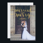 GOLD MERRY & VERHEIRATET | FERIENFOTOKARTE FEIERTAGSKARTE<br><div class="desc">Erste Weihnachten Neuauflage! Senden Sie Ihre Urlaubssgrüße als Ehemann und Ehefrau mit dieser wunderschönen "fröhlichen und verheirateten" Fotokarte in Goldschrift,  einem klassischen Schriftart,  als Typografie-Overlay mit Ihrem Foto. Elke Clarke © Goldfolie (bedruckter Foto-Effekt) und weißes Streifen-Muster auf der Rückseite. Weitere Farben und Stile sind in unserem Shop erhältlich. www.zazzle.com/epclarke.</div>