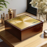 Gold-Metallic-Dripping-Glitzer Personalisiert Erinnerungskiste<br><div class="desc">Diese luxuriöse Schmuckbox bietet eine beeindruckende Anzeige von vergoldetem Glitzer-Set vor einem Hintergrund aus poliertem, gebürstetem Metall. Die glänzenden goldenen Tropfen schaffen eine faszinierende Wirkung, die Eleganz und Eleganz ausstrahlt. Dieses glamouröse Design eignet sich perfekt für eine Mahagoni Schmuckbox und verleiht Ihren wertvollen Keksen eine Touch an Opulenz. Personalisieren Sie...</div>