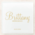 Gold Moderne Drehbuch Personalisierte Bridesmaier Glasuntersetzer<br><div class="desc">Moderner Personalisierter Bridesmaids-Untersetzer mit personalisiertem Bräunungsnamen im modernen, goldfarbenen Kalligraphie-Schriftart-Stil mit Titel und Hochzeitsdatum in goldenem, modernem Sans Serif Schriftart Stil. Auch perfekt für die Trauzeugin, Blumenmädchen, Brautmutter und vieles mehr. Bitte beachten Sie: Die Details der Folie werden im Kunstwerk simuliert. Bei der Herstellung dieses Produktes wird keine Folie verwendet....</div>