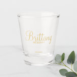 Gold Moderne Drehbuch Personalisierte Bridesmaier Schnapsglas<br><div class="desc">Modernes Personalisiertes Bridesmaids Shot Glass mit dem personalisierten Namen der Brautjungfrau in goldmoderner Kalligrafie Schriftart Stil mit Titel und Hochzeitstag in goldenen modernen Sans Serif Schriftart Stil. Auch perfekt für Trauzeugin, Blume Mädchen, Mutter der Braut, Trauzeuge, Trauzeuge, Vater der Braut und mehr. Bitte beachten Sie: Die Details der Folie werden...</div>