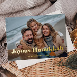 Gold Moderner Text und Foto | Joyous Hanukkah Folien Feiertagskarte<br><div class="desc">Diese schlichte und stilvolle Urlaubskarte sagt "Joyous Hanukkah" in fett-goldfarbener,  moderner Typografie mit Ihrem bevorzugten persönlichen Foto gegenüber der Kartenvorderseite. Die Rückseite der Karte ist eine einfache weiße Farbe.</div>