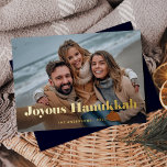 Gold Moderner Text und Foto | Joyous Hanukkah Folien Feiertagskarte<br><div class="desc">Diese schlichte und stilvolle Urlaubskarte sagt "Joyous Hanukkah" in fett-goldfarbener,  moderner Typografie mit Ihrem bevorzugten persönlichen Foto gegenüber der Kartenvorderseite. Die Rückseite der Karte ist dunkelblau.</div>