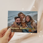 Gold Moderner Text und Foto | Joyous Hanukkah Folien Feiertagspostkarte<br><div class="desc">Diese einfache und stilvolle Urlaubspostkarte sagt "Joyous Hanukkah" in fett,  goldgelber Folie elegante moderne Typografie mit Ihrem bevorzugten persönlichen Foto gegenüber der Kartenvorderseite. Ihre persönliche Urlaubsbotschaft kann auf die Rückseite gehen,  zusammen mit einem anderen kleinen Foto.</div>