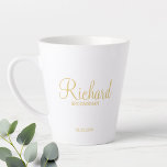 Gold Modernes Script Personalisiert Trauzeuge Milchtasse<br><div class="desc">Personalisierte Trauzeuge Geschenke mit dem Namen des personalisierten Trauzeugen in der modernen Schrift Schriftart Stil mit Titel und Hochzeitstag in modernen Sans Serif Schriftart Stil. Auch perfekt für Trauzeuge, Brautvater, Brautjungfrau, Trauzeugin, Brautmutter und mehr. Bitte beachten Sie: Die Details der Folie werden im Kunstwerk simuliert. Bei der Herstellung dieses Produktes...</div>