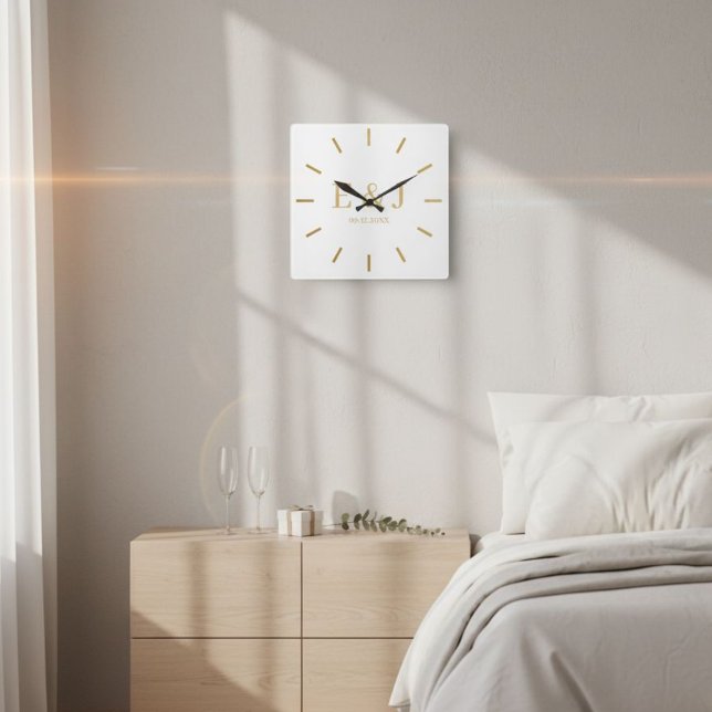 Gold Monogram Initials Square Wall Clock Quadratische Wanduhr (Von Creator hochgeladen)