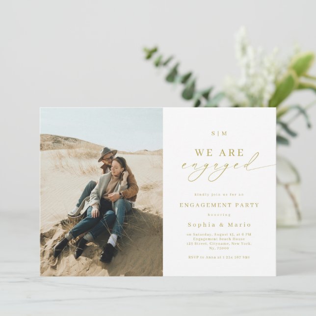 Gold Monogram & Photo Modern Engagement Party Einladung (Stehend Vorderseite)