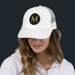 Gold Monogram Schwarz-weiß Trucker Hat Truckerkappe<br><div class="desc">Mit diesem angesagten LKW-Hut, der ein auffallendes Monogramm-Design bietet, präsentieren Sie Ihren persönlichen Stil. Der schwarze Kreis und die goldene Erstauflage schaffen einen stilvollen Kontrast und machen ihn zu einem perfekten Accessoire für Outfit, Wiedersehen oder Business. Keine Mindestmengen, Bulk verfügbar. Dieser Hut ist mehr als nur Kopfbedeckung; er ist ein...</div>