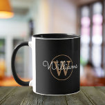 Gold Monogram Script Name Elegant Black Tasse<br><div class="desc">Klassische Tasse in Schwarz und Gold. Sie können den Namen,  das Monogramm personalisieren und den Schriftart und die Farben anpassen,  um Ihr eigenes einzigartiges Design zu erstellen. Entwickelt von Thisisnotme©</div>