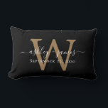 Gold Monogram Wedding Date Black Lumbar Pillow Lendenkissen<br><div class="desc">Das elegante Hochzeitskissenkissen mit seinen Namen in weißer, schicker Schrift-Kalligraphie und dem goldenen Monogramm auf schwarzem Hintergrund. Fügen Sie einfach Ihre Namen, Monogramm und Hochzeitstermin ein. Großartiges Geschenk für ein frisch verheiratetes Paar. Exklusiv für Sie entworfen von Happy Dolphin Studio. Wenn Sie Hilfe oder passende Produkte benötigen, kontaktieren Sie uns...</div>