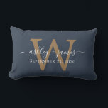 Gold Monogram Wedding Date Dunkelblau Lendenkissen<br><div class="desc">Das elegante Hochzeitskissenkissen mit seinen Namen in weißer, schicker Schrift-Kalligraphie und dem stilvollen goldenen Monogramm auf dunkelblauem Hintergrund. Fügen Sie einfach Ihre Namen, Monogramm und Hochzeitstermin ein. Großartiges Geschenk für ein frisch verheiratetes Paar. Exklusiv für Sie entworfen von Happy Dolphin Studio. Wenn Sie Hilfe oder passende Produkte benötigen, kontaktieren Sie...</div>
