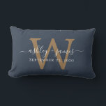 Gold Monogram Wedding Date Dunkelblau Lendenkissen<br><div class="desc">Das elegante Hochzeitskissenkissen mit seinen Namen in weißer, schicker Schrift-Kalligraphie und dem stilvollen goldenen Monogramm auf dunkelblauem Hintergrund. Fügen Sie einfach Ihre Namen, Monogramm und Hochzeitstermin ein. Großartiges Geschenk für ein frisch verheiratetes Paar. Exklusiv für Sie entworfen von Happy Dolphin Studio. Wenn Sie Hilfe oder passende Produkte benötigen, kontaktieren Sie...</div>