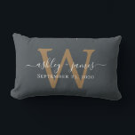 Gold Monogram Wedding Date Off Black Lendenkissen<br><div class="desc">Das elegante Hochzeitskissenkissen mit seinen Namen in weißer, schicker Schrift-Kalligraphie und dem stilvollen goldenen Monogramm auf schwarzem Hintergrund. Fügen Sie einfach Ihre Namen, Monogramm und Hochzeitstermin ein. Großartiges Geschenk für ein frisch verheiratetes Paar. Exklusiv für Sie entworfen von Happy Dolphin Studio. Wenn Sie Hilfe oder passende Produkte benötigen, kontaktieren Sie...</div>