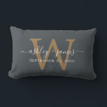 Gold Monogram Wedding Date Off Black Lendenkissen<br><div class="desc">Das elegante Hochzeitskissenkissen mit seinen Namen in weißer, schicker Schrift-Kalligraphie und dem stilvollen goldenen Monogramm auf schwarzem Hintergrund. Fügen Sie einfach Ihre Namen, Monogramm und Hochzeitstermin ein. Großartiges Geschenk für ein frisch verheiratetes Paar. Exklusiv für Sie entworfen von Happy Dolphin Studio. Wenn Sie Hilfe oder passende Produkte benötigen, kontaktieren Sie...</div>