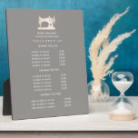 Gold Nähmaschine Seamress Grau Preis Fotoplatte<br><div class="desc">Unter der Abbildung einer Vintagen Nähmaschine in Imitaten Gold über einen grauen Taupe-Hintergrund und Ihrem Namen oder Firmennamen werden Ihre Dienstleistungen, Preislisten oder Geschäftsinformationen unterstrichen. Enthält drei individuell anpassbare Überschriften und Textfelder. Um das Layout anzupassen, geben Sie Ihren Text ein und ändern Sie mithilfe der Funktion Anpassen die Positionierung und...</div>