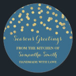 Gold Navy Blue Christmas Baking Sticker Confetti<br><div class="desc">Individuelle Name Urlaub aus der Küche der Etiketten in Gold Glitzer Effekt Konfetti Muster mit marineblau Hintergrund. Ideal für die Kennzeichnung von Backwaren, Konserven in Dosen und vielen anderen Geschenken aus der Küche, die perfekte Leckerei für den Bäcker in Ihrem Leben. Bitte beachten Sie, dass Glitter nur fotografische Wirkung ist....</div>