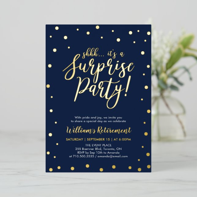 Gold Navy Blue Confetti Überraschung Rente Party Folieneinladung (Stehend vorne)